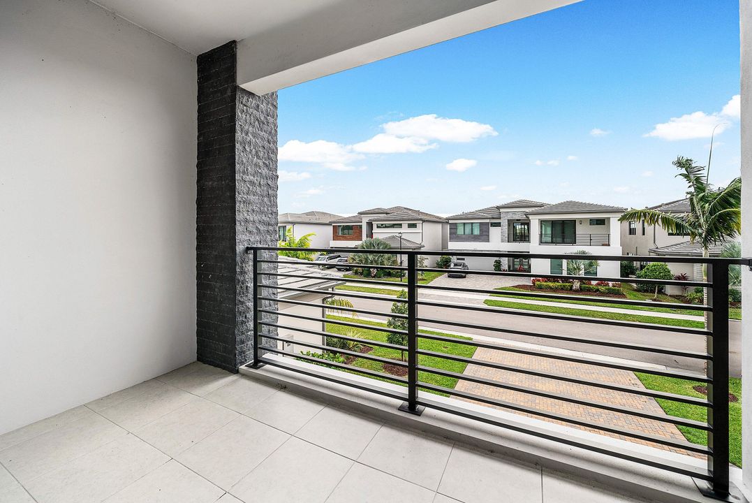 待售: $2,250,000 (5 贝兹, 5 浴室, 4098 平方英尺)