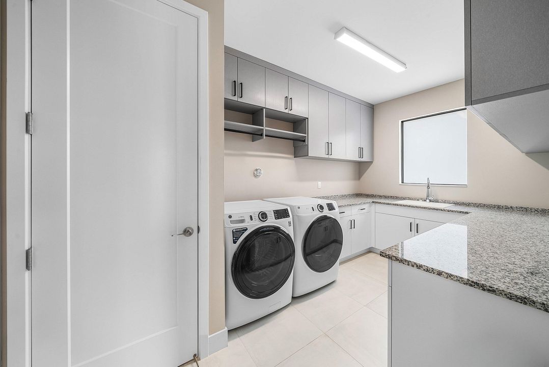 待售: $2,250,000 (5 贝兹, 5 浴室, 4098 平方英尺)