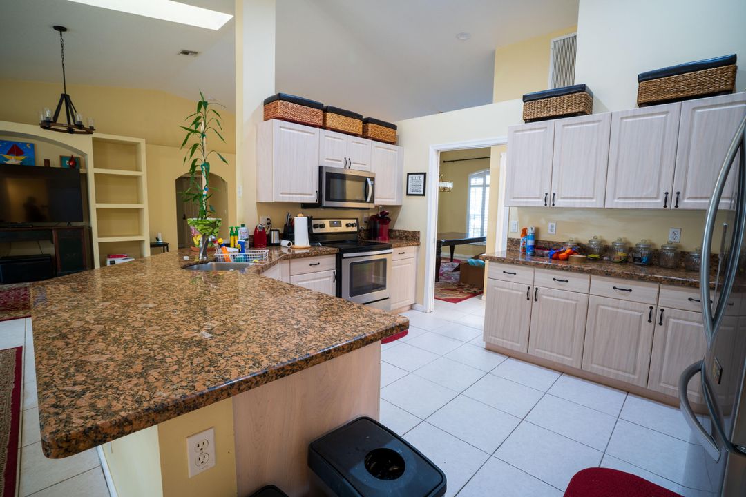 En Venta: $665,000 (4 camas, 3 baños, 2722 Pies cuadrados)