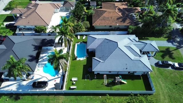 For Sale: $1,680,000 (6 beds, 4 baths, 3300 Square Feet)