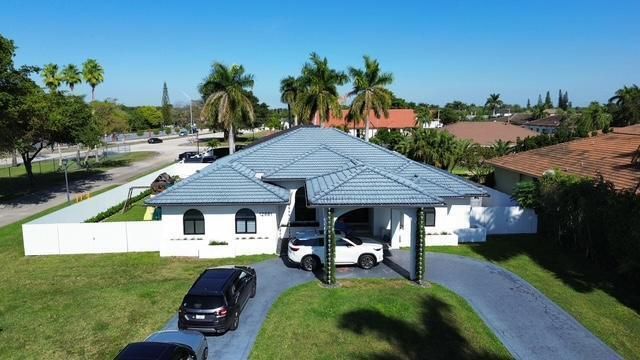 For Sale: $1,680,000 (6 beds, 4 baths, 3300 Square Feet)