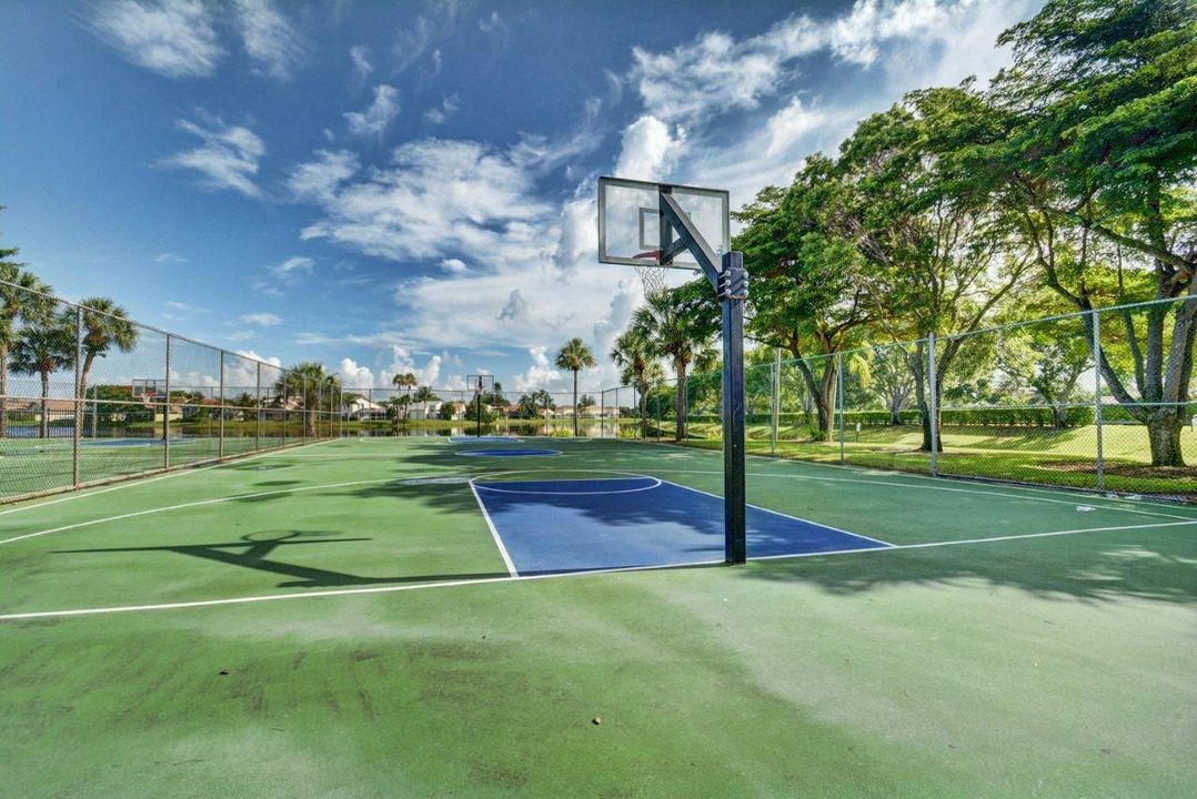 For Sale: $718,500 (4 beds, 2 baths, 1980 Square Feet)