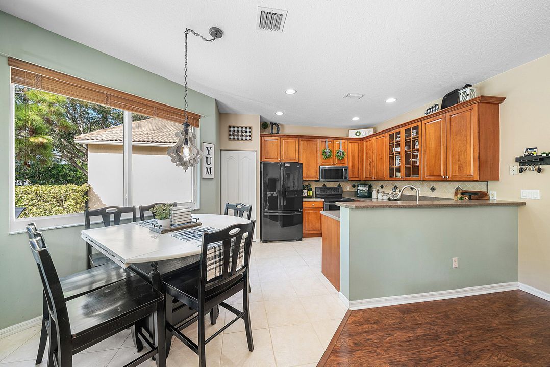 En Venta: $595,000 (4 camas, 3 baños, 2236 Pies cuadrados)