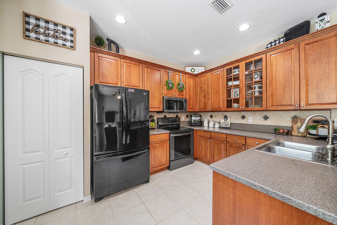 En Venta: $595,000 (4 camas, 3 baños, 2236 Pies cuadrados)