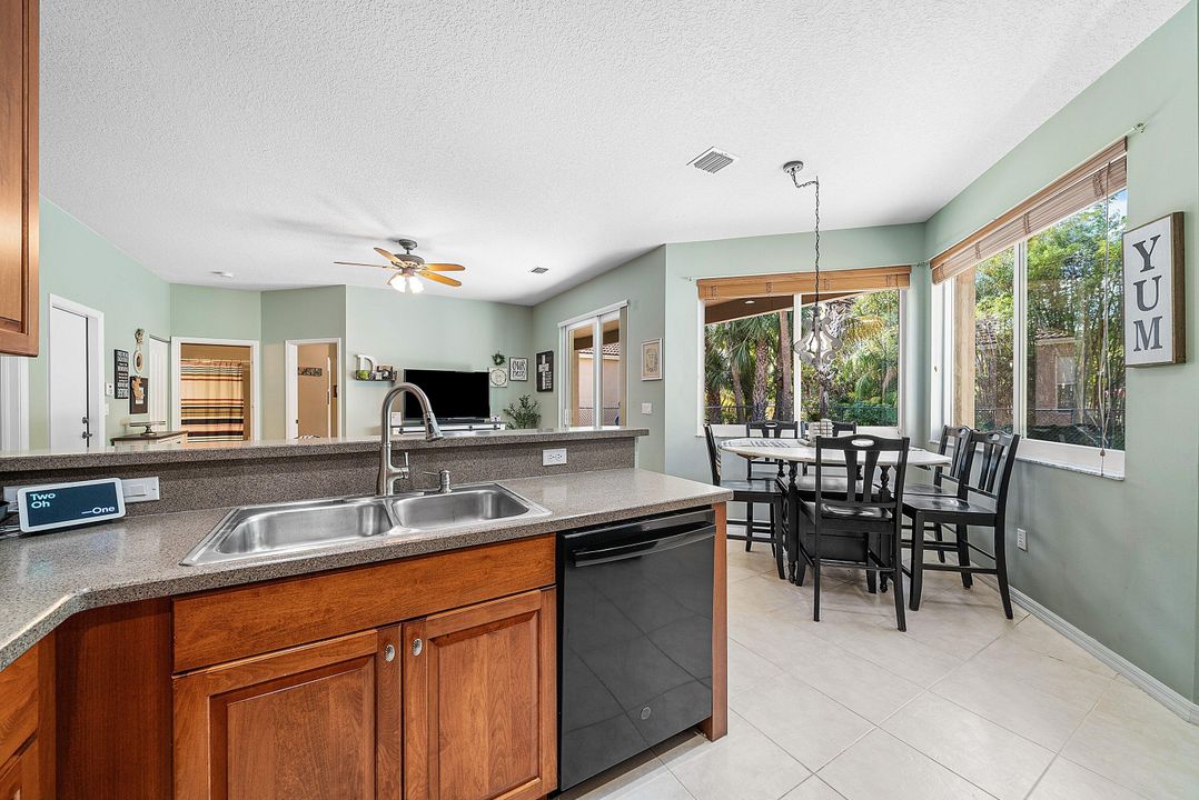 En Venta: $595,000 (4 camas, 3 baños, 2236 Pies cuadrados)