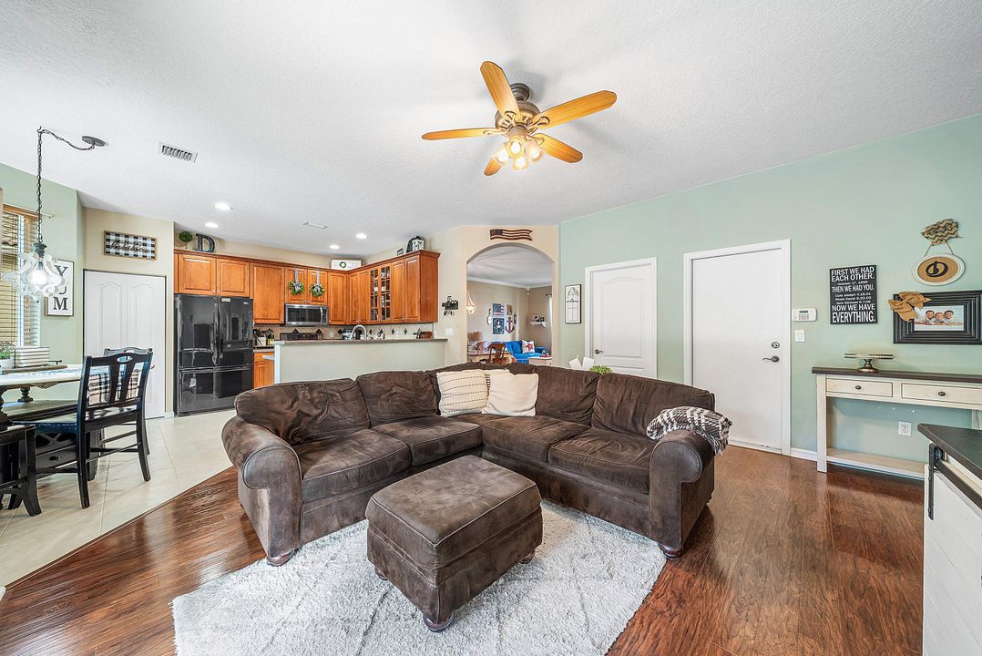 En Venta: $595,000 (4 camas, 3 baños, 2236 Pies cuadrados)