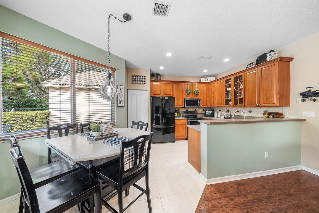 En Venta: $595,000 (4 camas, 3 baños, 2236 Pies cuadrados)