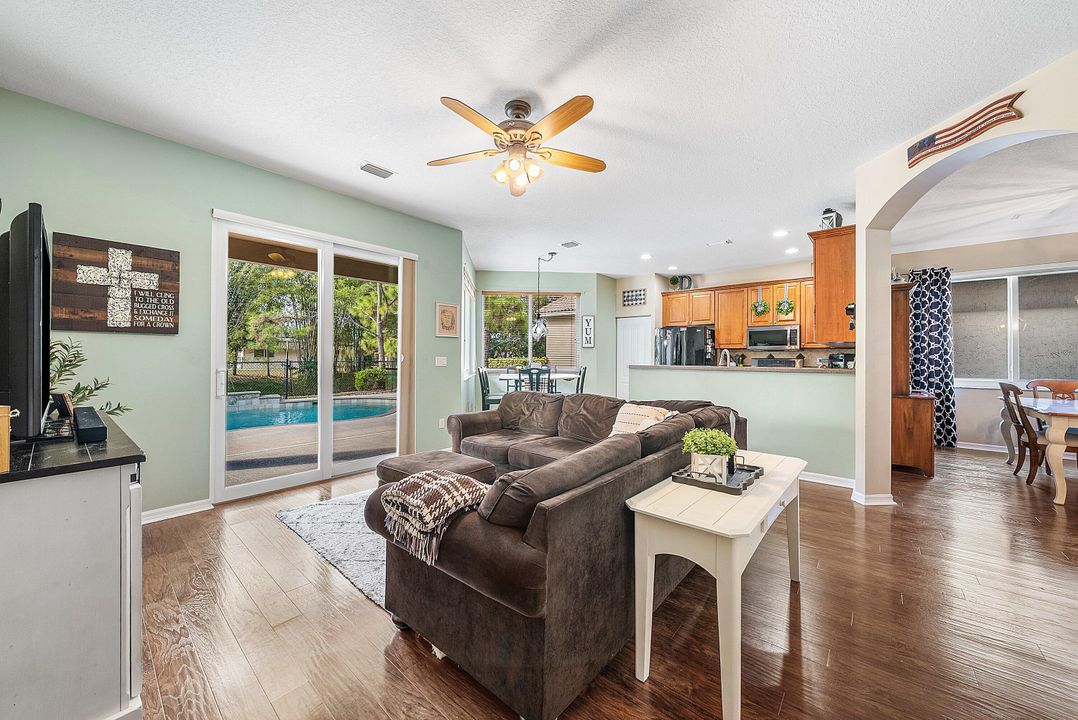 En Venta: $595,000 (4 camas, 3 baños, 2236 Pies cuadrados)