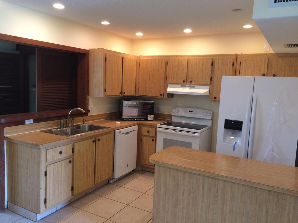 For Rent: $1,900 (2 beds, 2 baths, 957 Square Feet)