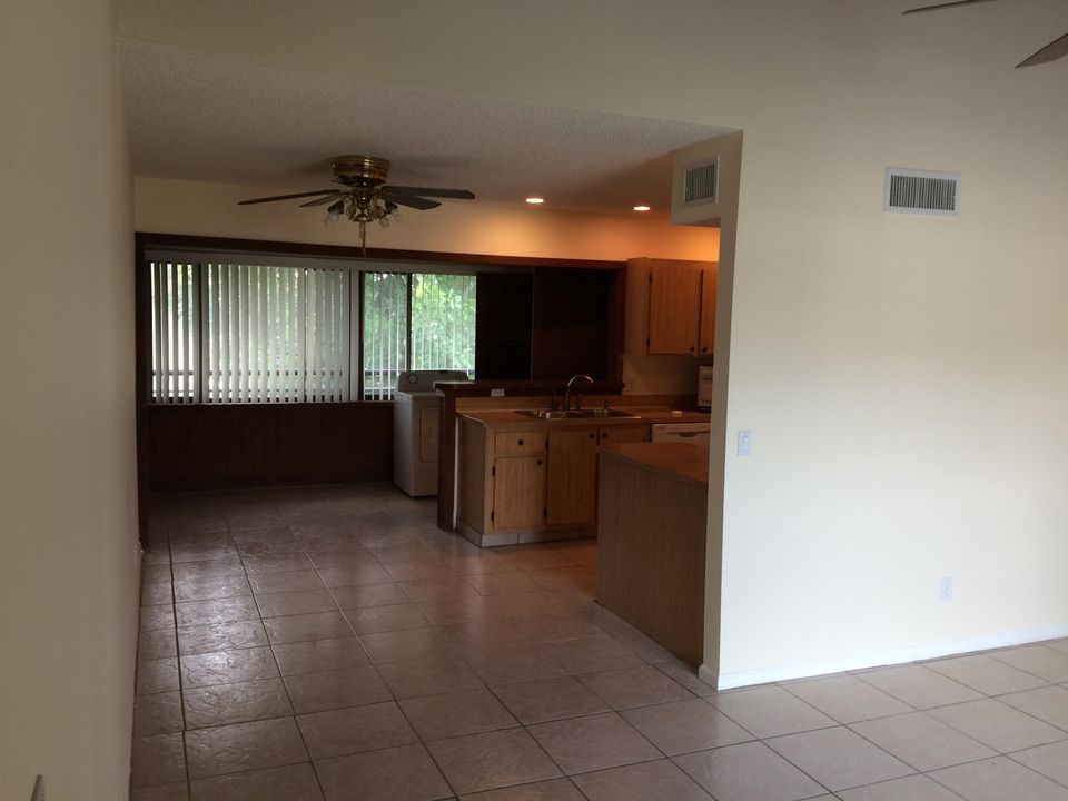 For Rent: $1,900 (2 beds, 2 baths, 957 Square Feet)