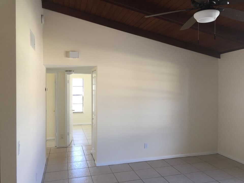 For Rent: $1,900 (2 beds, 2 baths, 957 Square Feet)