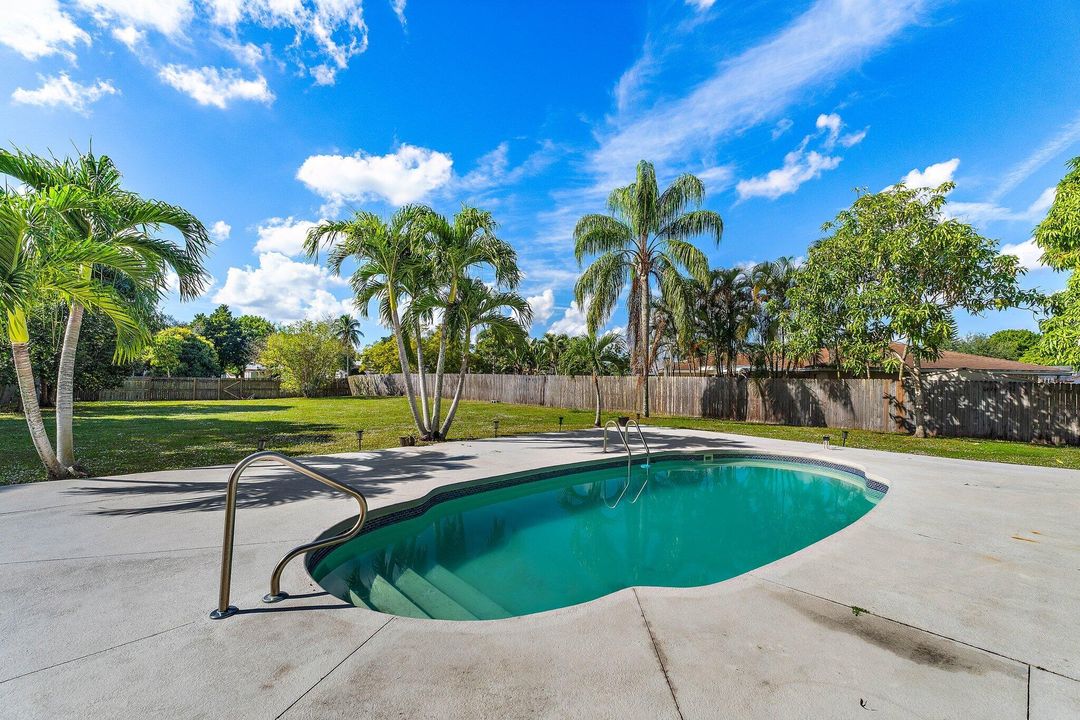 For Sale: $729,900 (4 beds, 2 baths, 2552 Square Feet)