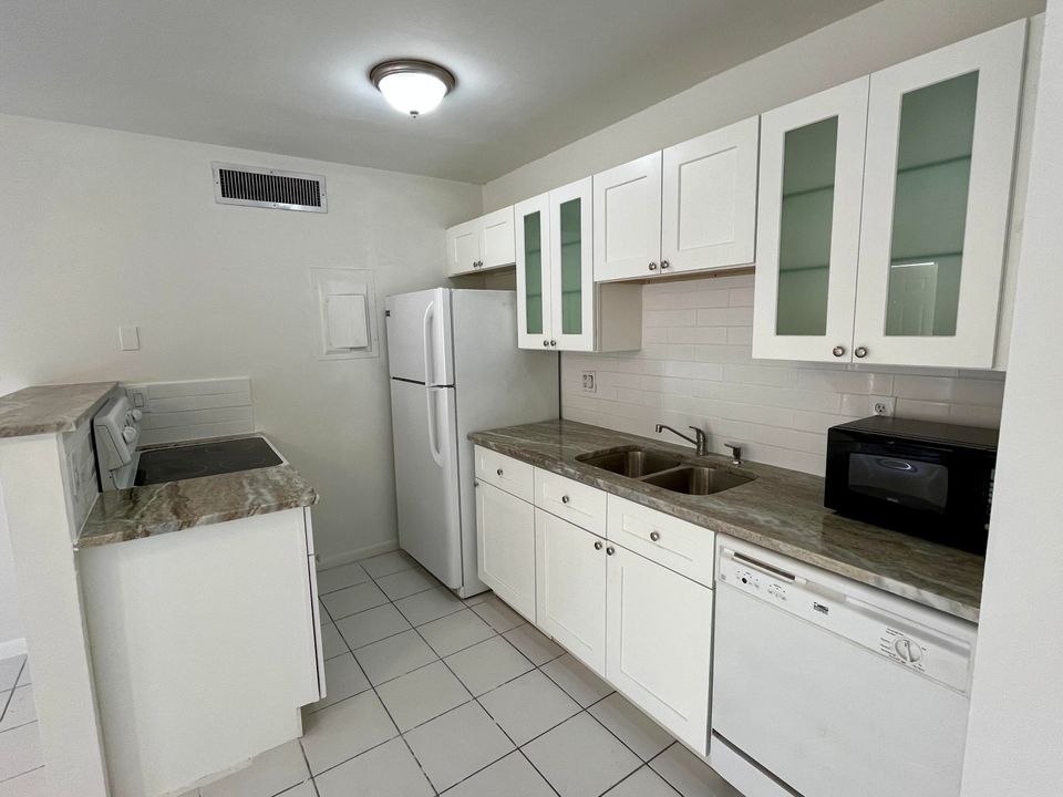 For Rent: $1,600 (1 beds, 1 baths, 627 Square Feet)