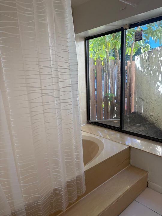 For Rent: $1,600 (1 beds, 1 baths, 627 Square Feet)