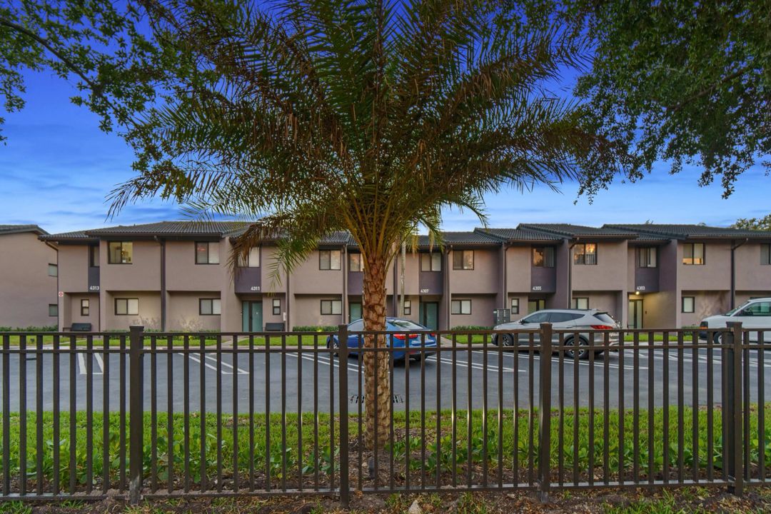 For Rent: $2,900 (2 beds, 2 baths, 1250 Square Feet)