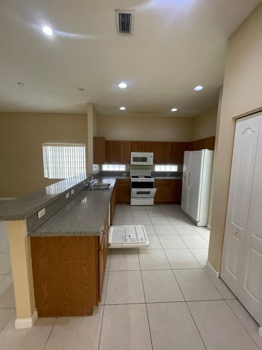 For Rent: $2,900 (3 beds, 2 baths, 1613 Square Feet)