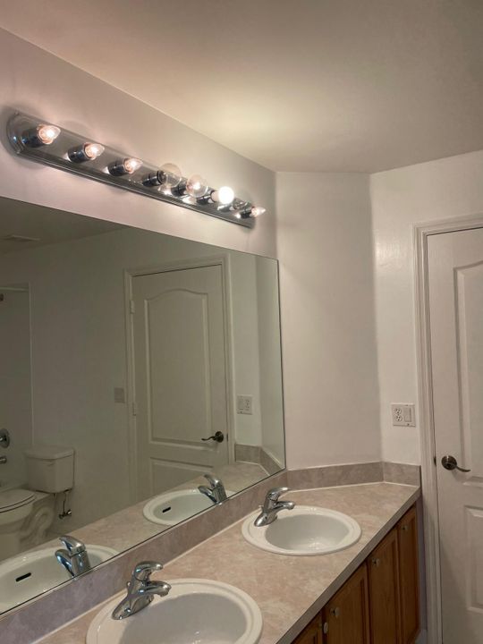 For Rent: $2,900 (3 beds, 2 baths, 1613 Square Feet)