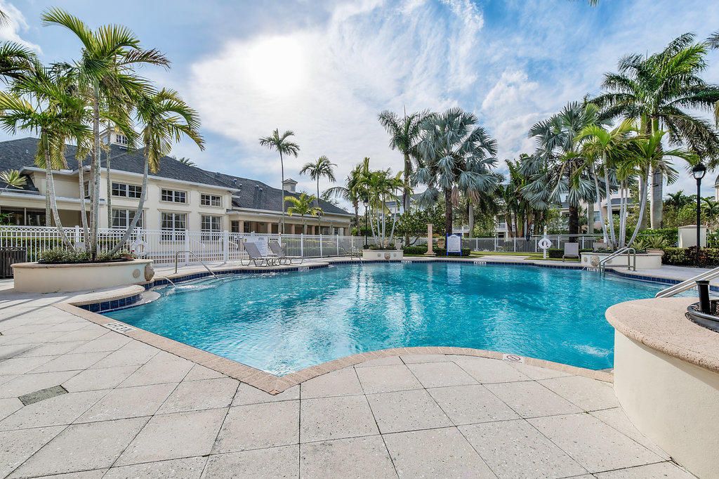 For Rent: $2,700 (2 beds, 2 baths, 1194 Square Feet)