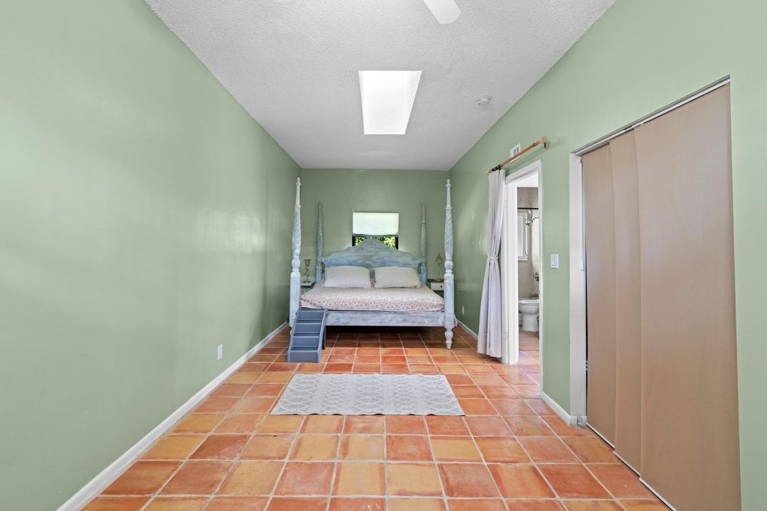 En Venta: $1,200,000 (5 camas, 4 baños, 2717 Pies cuadrados)