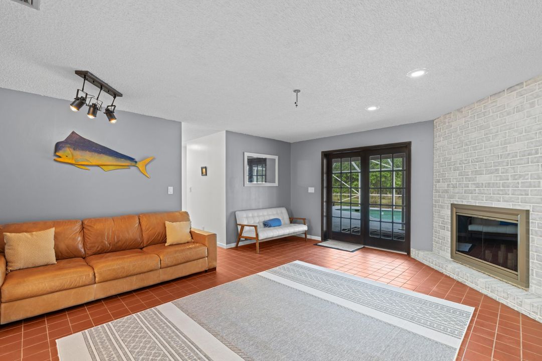 En Venta: $1,200,000 (5 camas, 4 baños, 2717 Pies cuadrados)