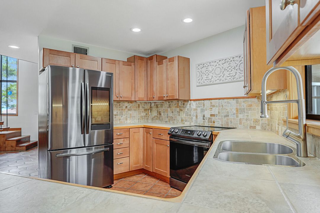 На продажу: $725,000 (4 спален, 2 ванн, 1984 Квадратных фут)