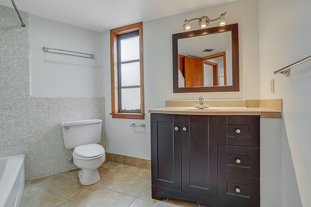 На продажу: $725,000 (4 спален, 2 ванн, 1984 Квадратных фут)