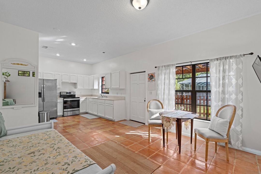 En Venta: $1,200,000 (5 camas, 4 baños, 2717 Pies cuadrados)