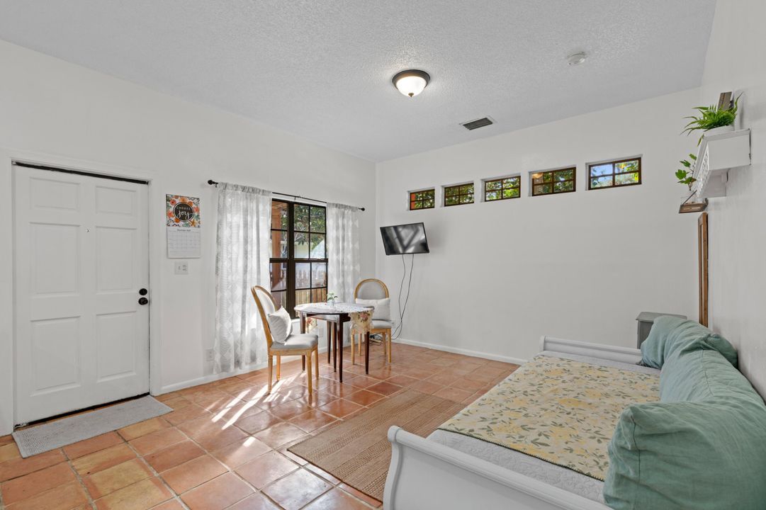 En Venta: $1,200,000 (5 camas, 4 baños, 2717 Pies cuadrados)