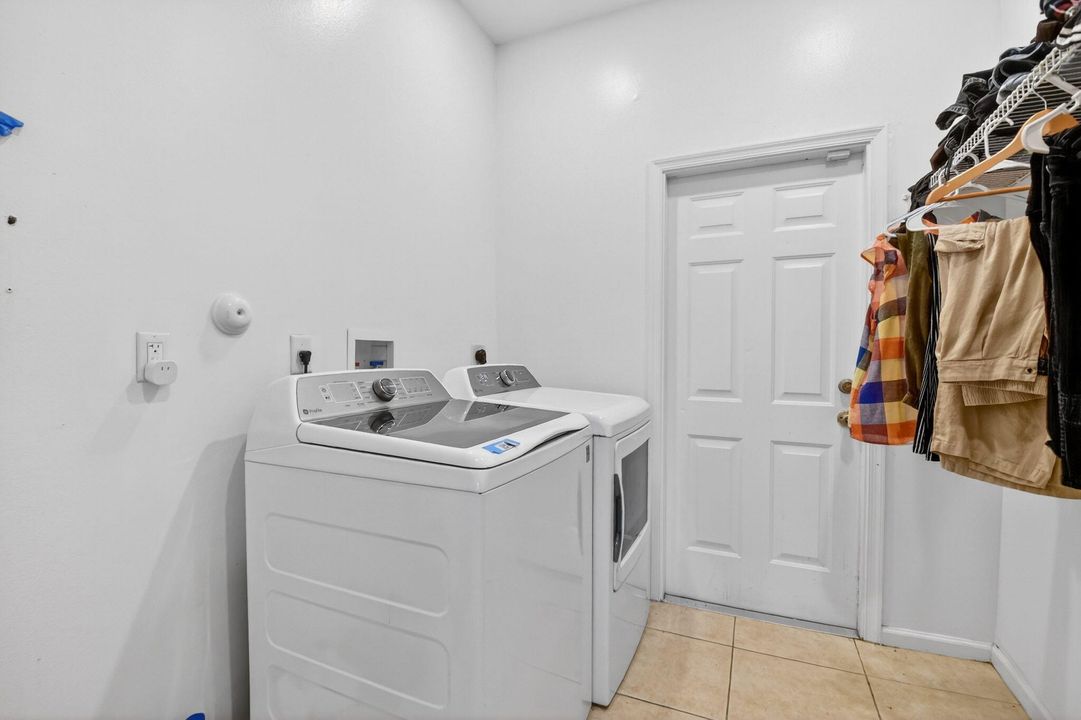 待售: $450,000 (3 贝兹, 2 浴室, 2219 平方英尺)