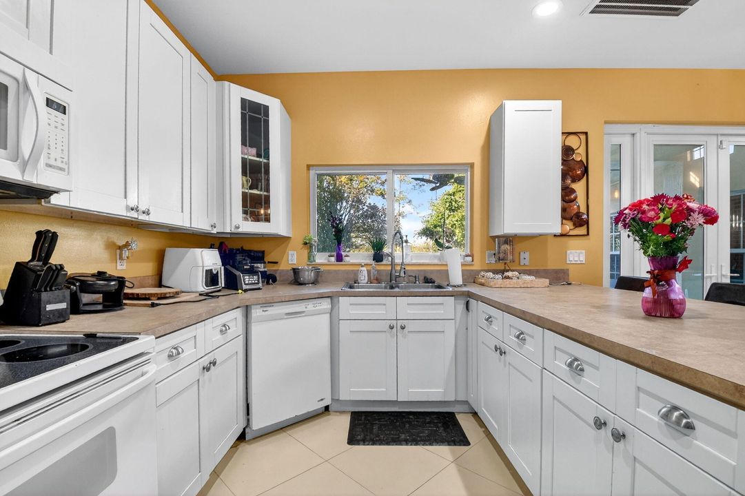 待售: $450,000 (3 贝兹, 2 浴室, 2219 平方英尺)