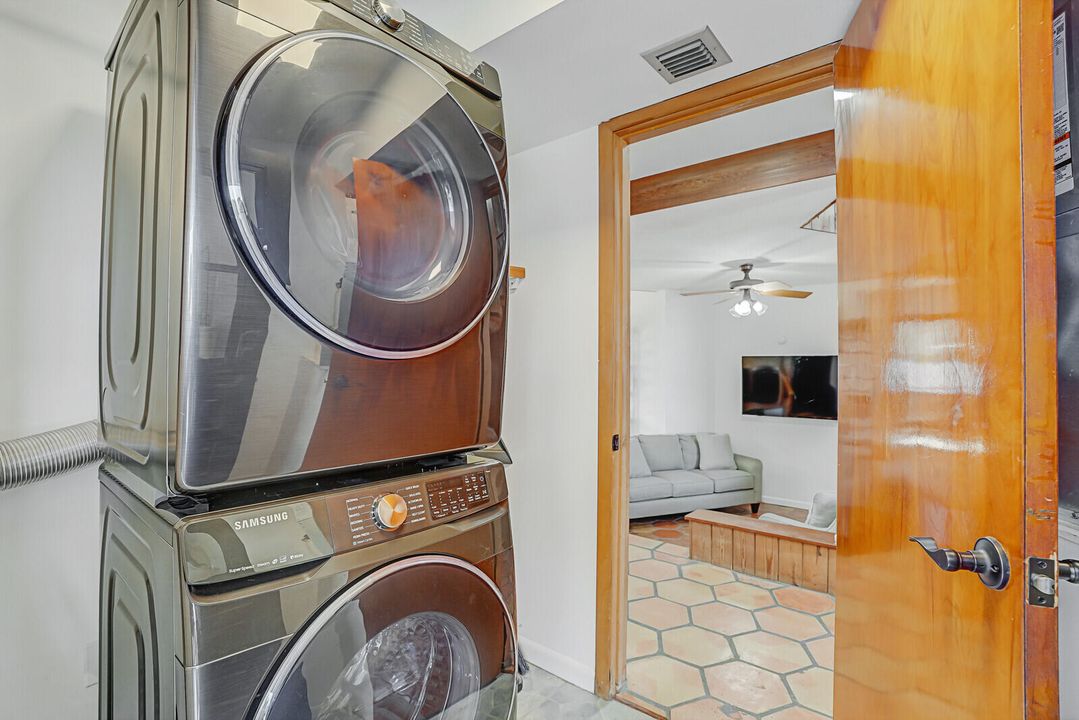 На продажу: $725,000 (4 спален, 2 ванн, 1984 Квадратных фут)