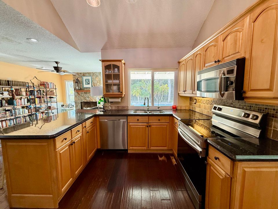 待售: $975,000 (4 贝兹, 2 浴室, 2166 平方英尺)