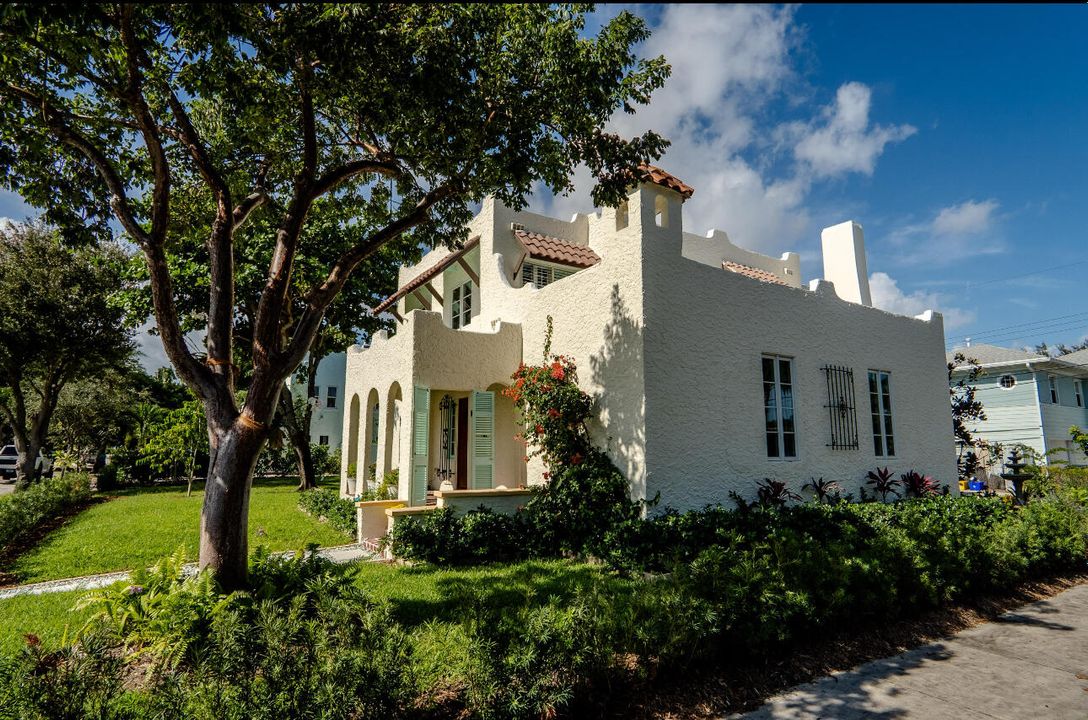 出租: $6,000 (4 贝兹, 2 浴室, 2225 平方英尺)