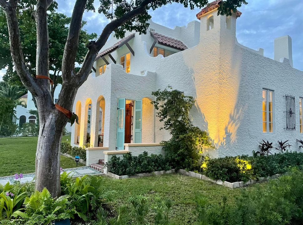 出租: $6,000 (4 贝兹, 2 浴室, 2225 平方英尺)