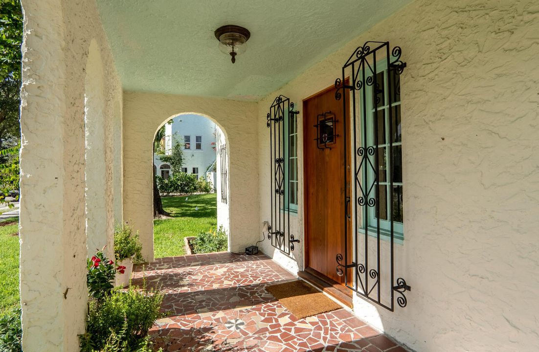 出租: $6,000 (4 贝兹, 2 浴室, 2225 平方英尺)