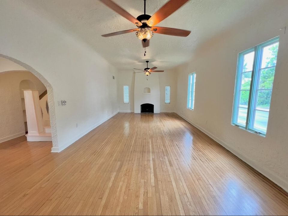 出租: $6,000 (4 贝兹, 2 浴室, 2225 平方英尺)