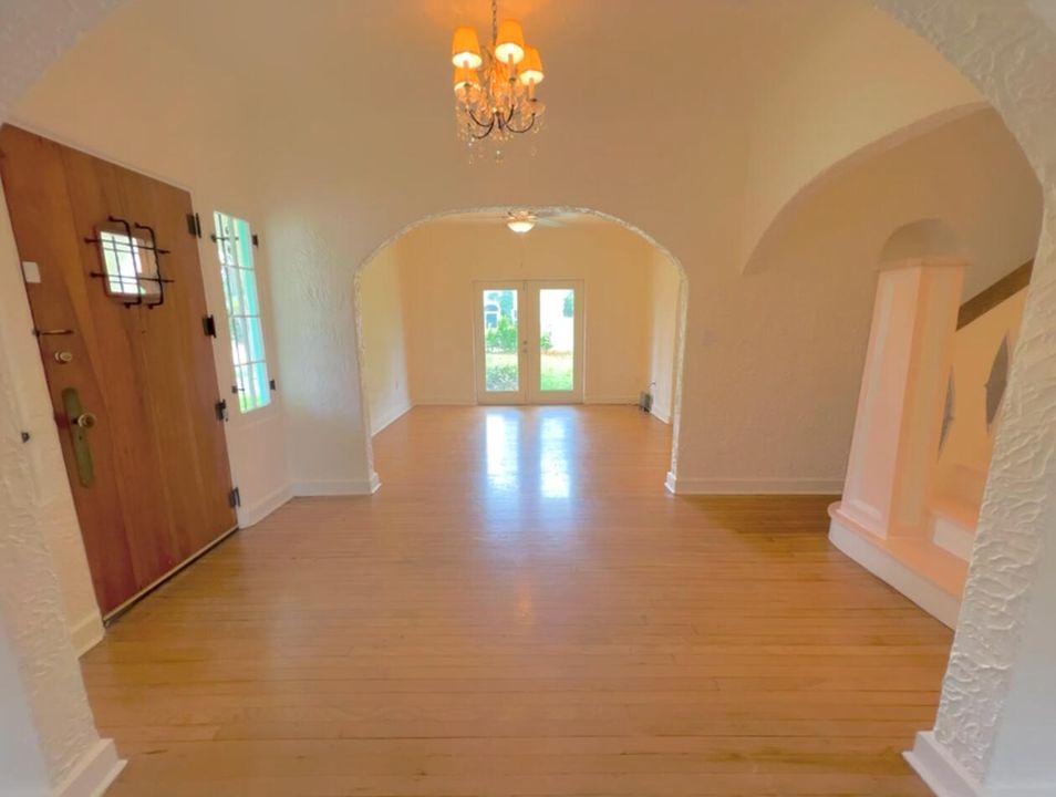 出租: $6,000 (4 贝兹, 2 浴室, 2225 平方英尺)