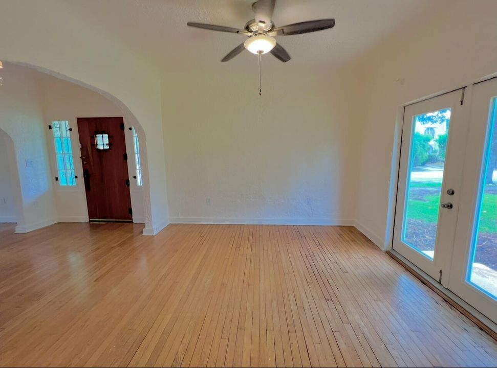 出租: $6,000 (4 贝兹, 2 浴室, 2225 平方英尺)