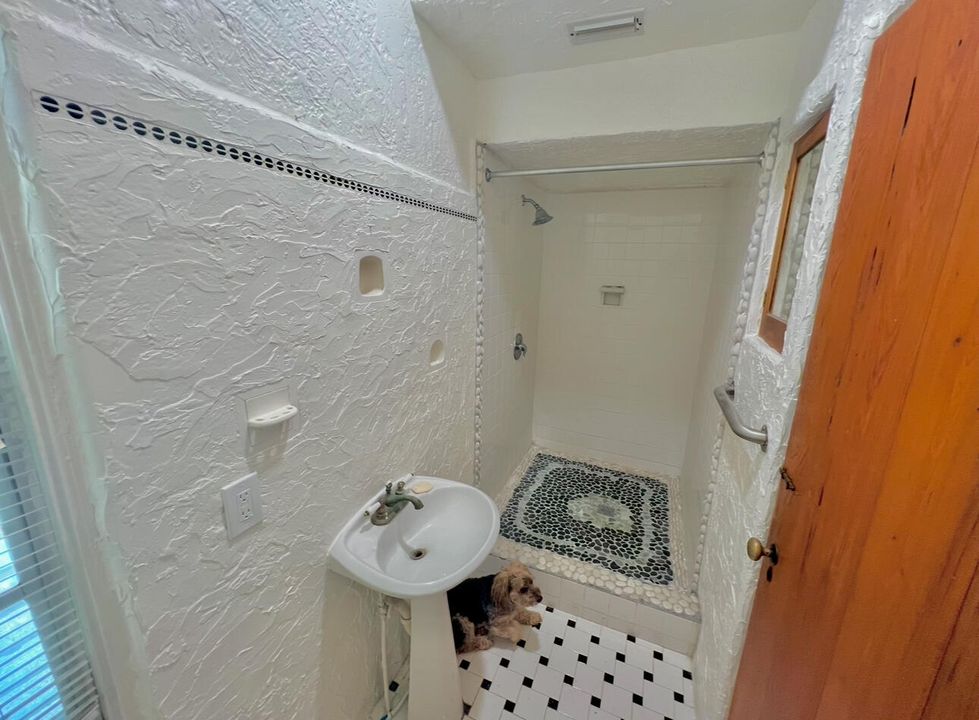 出租: $6,000 (4 贝兹, 2 浴室, 2225 平方英尺)