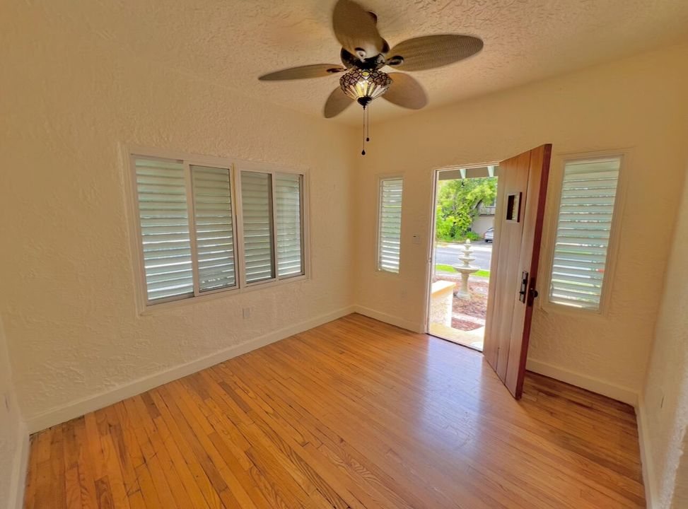 出租: $6,000 (4 贝兹, 2 浴室, 2225 平方英尺)