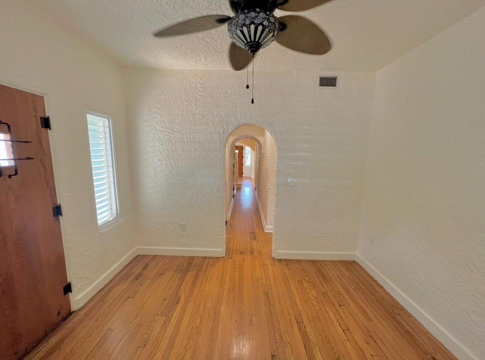 出租: $6,000 (4 贝兹, 2 浴室, 2225 平方英尺)