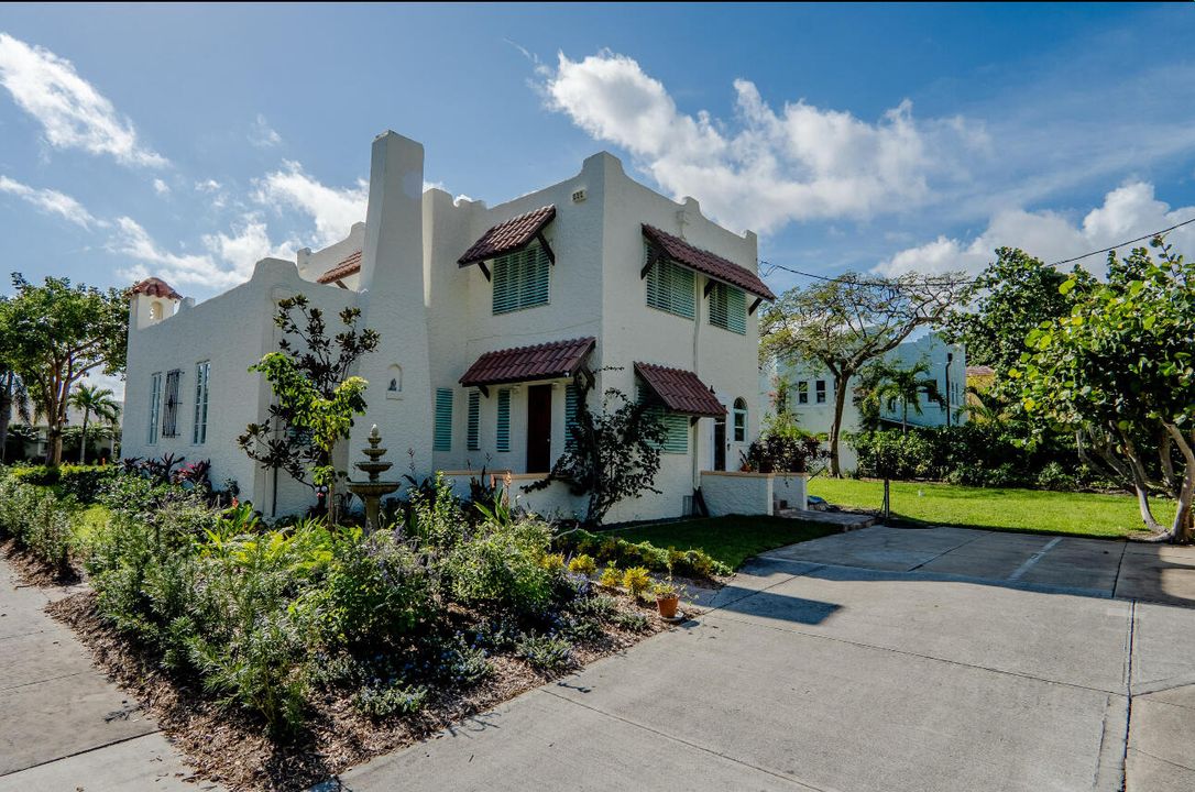 出租: $6,000 (4 贝兹, 2 浴室, 2225 平方英尺)