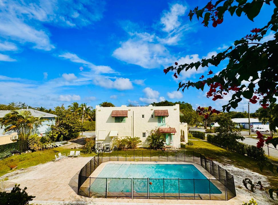 出租: $6,000 (4 贝兹, 2 浴室, 2225 平方英尺)