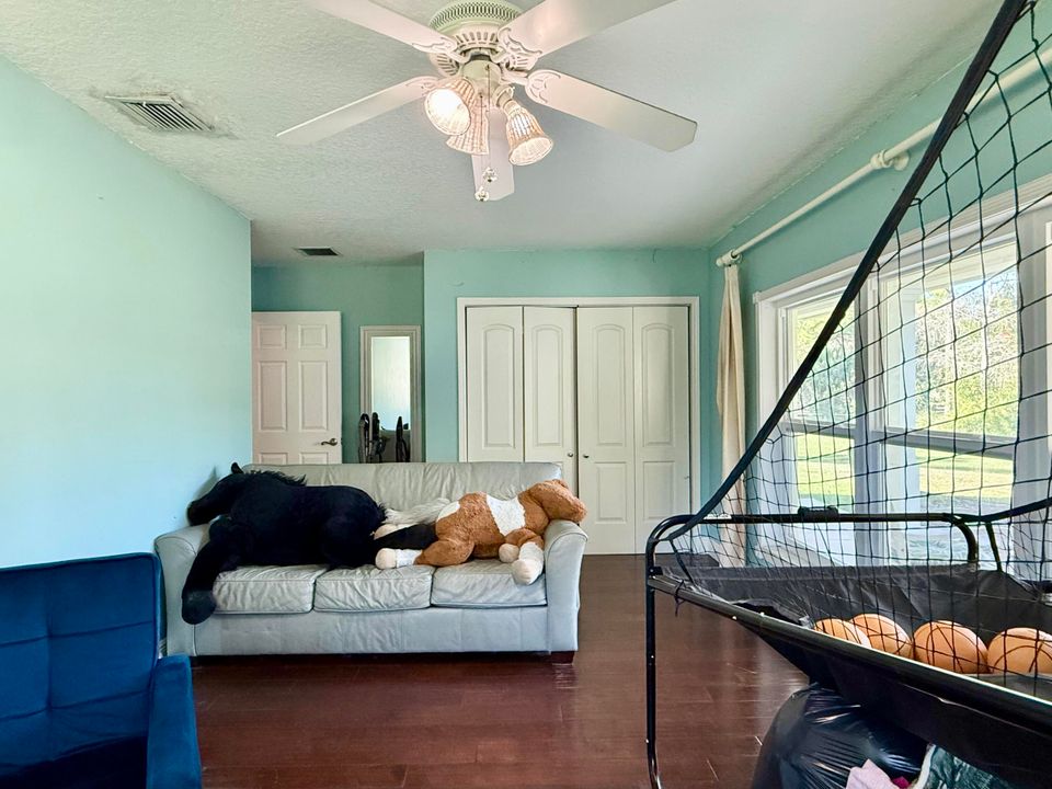 待售: $975,000 (4 贝兹, 2 浴室, 2166 平方英尺)