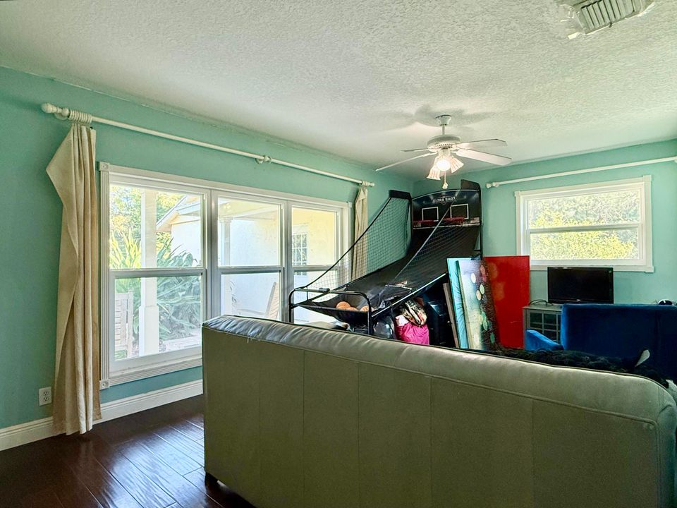 待售: $975,000 (4 贝兹, 2 浴室, 2166 平方英尺)