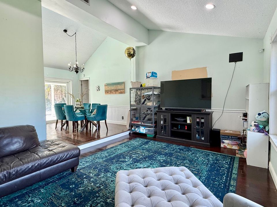 待售: $975,000 (4 贝兹, 2 浴室, 2166 平方英尺)