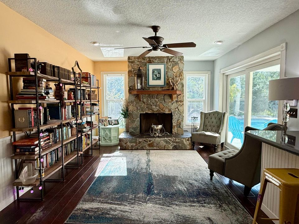 待售: $975,000 (4 贝兹, 2 浴室, 2166 平方英尺)