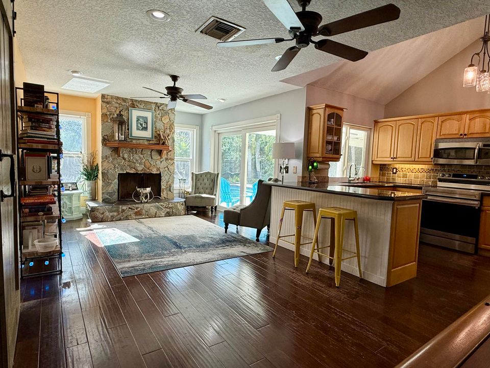 待售: $975,000 (4 贝兹, 2 浴室, 2166 平方英尺)