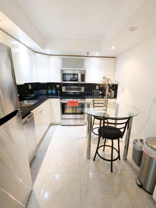 For Sale: $424,900 (2 beds, 2 baths, 1008 Square Feet)