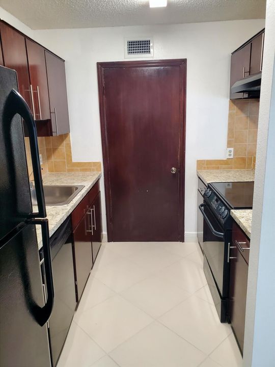 В аренду: $1,800 (2 спален, 1 ванн, 758 Квадратных фут)